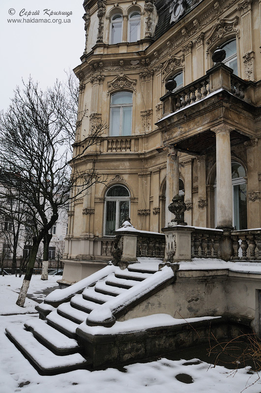 вхід з боку вул.Мельника