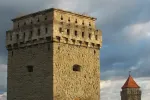 1572